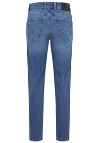 Niebieskie dżinsy o prostym kroju, pięć kieszeni, delikatne przetarcia i lekko teksturowane wykończenie. Czarna metka marki na pasku.