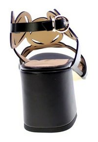 Sandalo alto nero con tacco largo, caratterizzato da una texture liscia e design circolari ritagliati sulla cinghia del tacco. Accenti in hardware dorato.