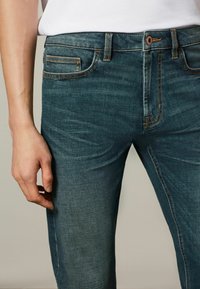 Next MOTION FLEX STRETCH - Vaqueros slim fit - vintage blue tint