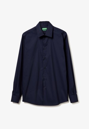 Camicia a maniche lunghe blu navy in tessuto liscio, con collo a punta, chiusura con bottoni e polsini con bottoni. Design semplice, senza motivi.