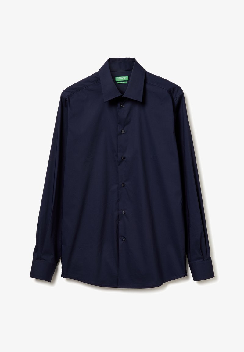 Camicia a maniche lunghe blu navy in tessuto liscio, con collo a punta, chiusura con bottoni e polsini con bottoni. Design semplice, senza motivi.