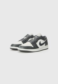 Nike Air Jordani kingade ülemine osa on valgest nahast, millel on hallist nahast detaile, ümarad hallid paelad, perforeeritud varvas ja valge kummist tallaga.