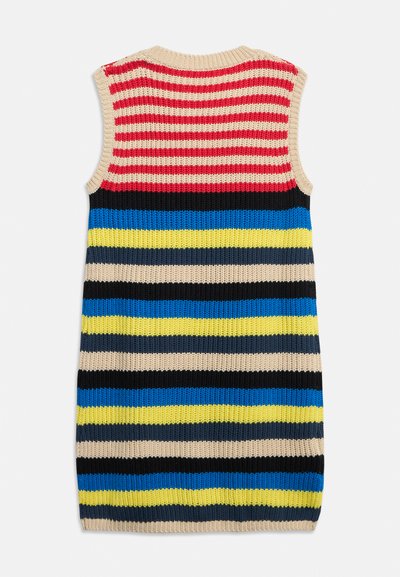 Αμάνικο πλεκτό φόρεμα με οριζόντιες ρίγες σε κόκκινο, μπεζ, μαύρο, μπλε, κίτρινο και ναυτικό μπλε, με ραβδωτή υφή και στρογγυλή λαιμόκοψη.