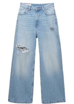 Jasnoniebieskie jeansy z szerokimi nogawkami, wykonane z denimu, z przetarciami na kolanach oraz pięcioma kieszeniami. Czysty, prosty dołek.