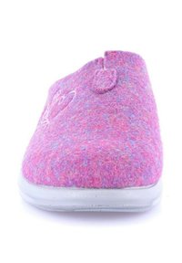 Pantofole in feltro rosa con suola in gomma bianca, caratterizzate da un semplice design ricamato sulla parte superiore, texture liscia e forma arrotondata.