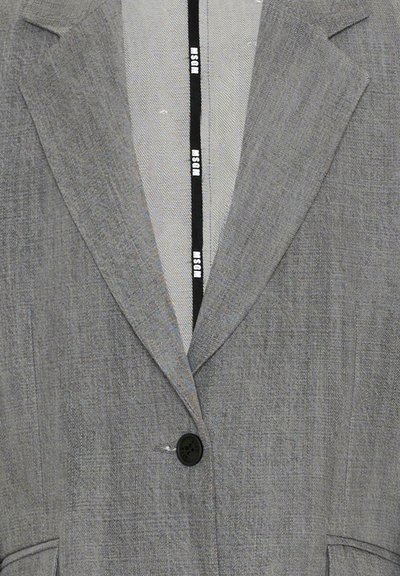 Blazer gris de un solo botón con solapas con muesca, bolsillos ribeteados y una tira interior negra con texto blanco "MSGM".