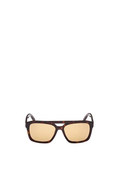 Gafas de sol rectangulares de carey con lentes de tono marrón y un pequeño corte en el puente.