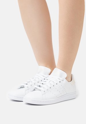 STAN SMITH W - Sporta apavi - white