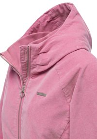 Lyserød hættetrøje lavet af blødt stof med høj krave, stor hætte og lynlåsfunktion. Diskret mærke på forsiden.