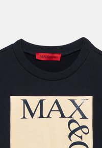 Μπλε σκούρο φούτερ με στρογγυλή λαιμόκοψη. Διαθέτει ένα μεγάλο κρεμ ορθογώνιο με τη φράση "MAX & Co." σε έντονα μαύρα γράμματα. Κόκκινη εσωτερική ετικέτα ορατή.