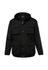 Zwarte windbreaker jas van lichtgewicht materiaal, met een capuchon, twee borstzakken en twee zijzakken met drukknoopsluitingen.