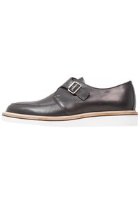 Scarpa in pelle grigia con fibbia, design elegante, suola bianca con accento in legno, punta leggermente arrotondata, texture liscia e dettagli minimi.