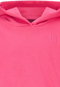 Felpa con cappuccio rosa con logo ricamato "RJ" sulla parte superiore del lato sinistro del petto, che mostra il colletto e il cappuccio.