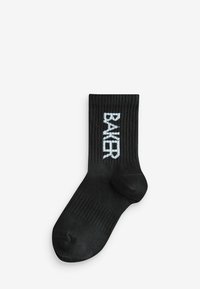 Schwarze gerippte Socke mit dem Wort "BAKER" in kontrastierendem weißen Text. Die Socke hat eine abgerundete Zehenpartie und ist für bequemes Tragen ausgelegt.