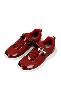 Czerwone sportowe buty z błyszczącym wykończeniem. Zawierają siateczkę i materiał tekstylny, sznurowanie oraz zapięcie na rzep, białą gumową podeszwę i teksturowane akcenty.