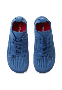 Blå stickade sneakers med en texturerad ovansida, rund tå, vit gummisula och röd inredning. Har snören och en dragflik vid hälen.