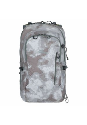 Sac à dos gris à motif camouflage avec une forme structurée, une poche avant zippée, des bretelles réglables et une finition en tissu texturé.