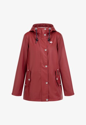Imperméable rouge en plastique, avec capuche, boutons-pression, deux poches avant, accessoires en argent et un petit logo d'ombrelle blanche sur la poitrine.