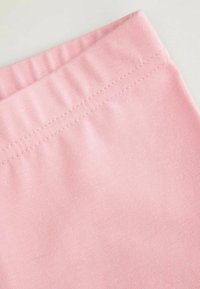 Różowy materiał o gładkiej fakturze i szerokim elastycznym pasku w talii. Stitched edges create a seamless finish. Lekki i elastyczny materiał.