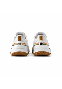 Weiße Sportschuhe mit einer strukturierten Oberfläche, Gummisohle und bunten gestreiften Akzenten an der Ferse. Mit einem markenbezogenen Logo auf der Rückseite.