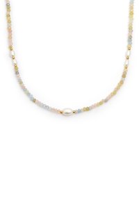 Kleurvolle kralenketting met kleine pastelgesteenten en een centrale parelaccent, tegen een witte achtergrond.