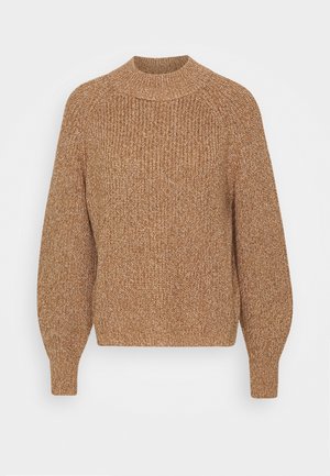 Pull en maille marron avec col montant, manches longues bouffantes et poignets et ourlet côtelés, présenté sur un fond clair uni.