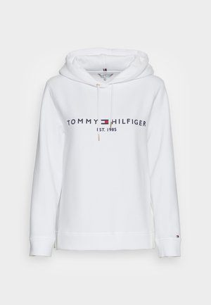 Hvid hættetrøje lavet af sweatshirt-stof. Har et frontlogo i marineblå, rød og hvid, samt snoretræk og sideslids ved kanten.
