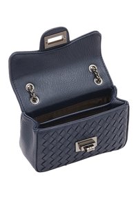 Borsa a tracolla in pelle blu navy, caratterizzata da una trama intrecciata, design aperto, ferramenta in argento e chiusura con pattina e manico rettangolare.