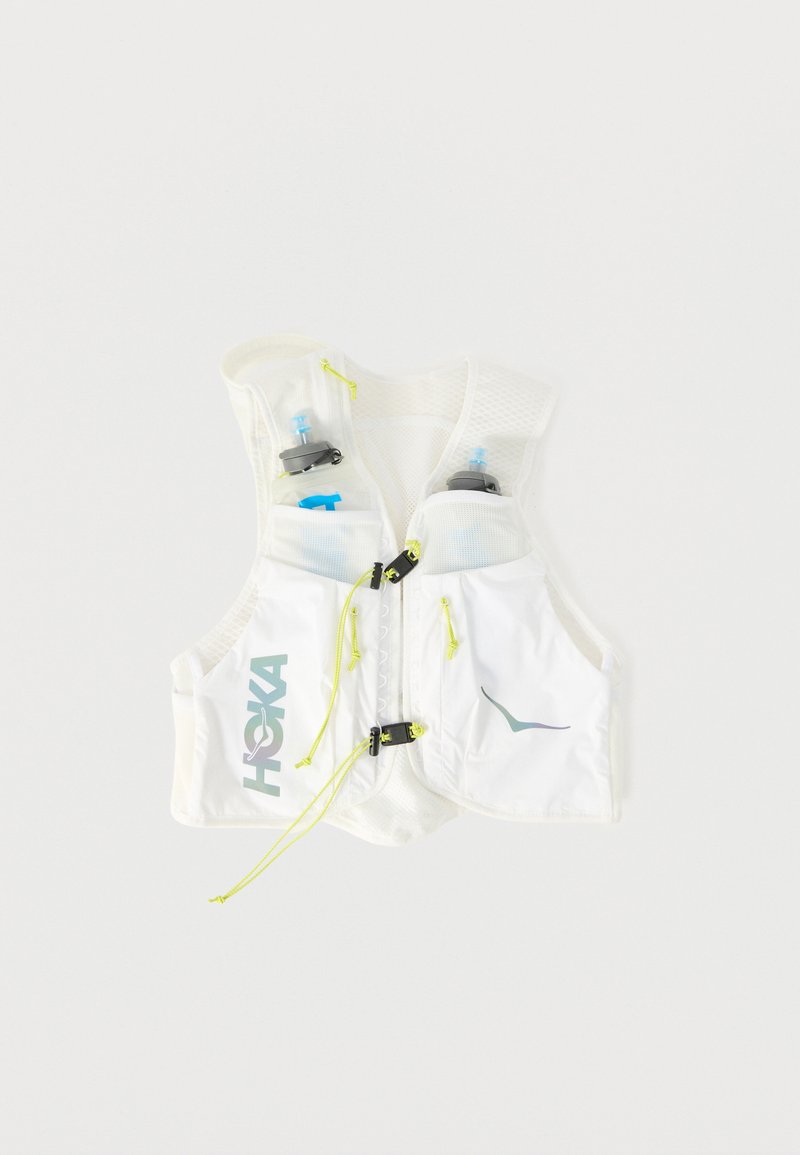 Άσπλο γιλέκο ενυδάτωσης για τρέξιμο με δύο μπροστινές θήκες για μπουκάλια νερού, ρυθμιζόμενα κίτρινα κορδόνια και λογότυπο HOKA στην αριστερή πλευρά.