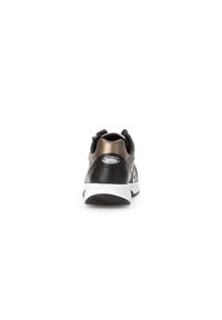 Zwarte en metallic grijze sneaker met een gewatteerde kraag, structuur bovenmateriaal en een witte midzool. Kenmerken zijn branding op de hak en een zwarte outsole.
