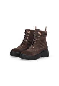 Botine din suede maro cu talpă groasă neagră, șireturi frontale, fermoar pe lateral și accente cu logo pe toc și limbă.