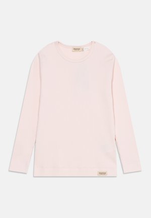 Lyserød langærmet ribstrikket T-shirt med rund halsudskæring og MarMar Copenhagen mærke i kanten og inde i kraven på hvid baggrund.