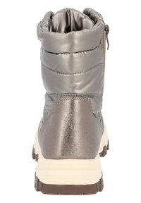 Botín gris aislado con un exterior brillante, tacón texturizado y suela resistente. Presenta un cuello recogido y cremallera lateral para un fácil acceso.