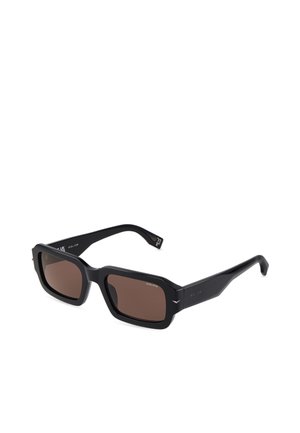 Lunettes de soleil rectangulaires noires avec des montures épaisses et des verres teintés marron, inclinées sur fond blanc.