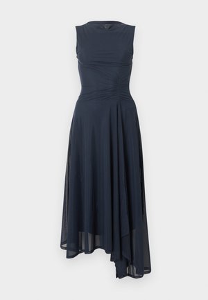 Μίντι φόρεμα σε σκούρο μπλε χωρίς μανίκια με ασύμμετρη τελική γραμμή, ρελιασμένη λεπτομέρεια στη μέση και διαφανείς στρωμένες υφασμάτινες πλάκες.