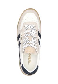 Witte en beige sneaker met zwarte strepen, gemaakt van suede en mesh materiaal, ronde neus, dikke witte veters en een rubberen zool. Gouden logodetail.