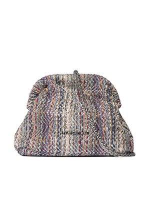 Sac d'épaule en tissu tissé multicolore avec haut froncé et anse en chaîne argentée, affichant un logo texte subtil à l'avant.