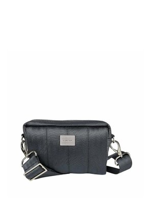 Musta suorakaiteen muotoinen olkalaukku säädettävällä hihnalla, hopeisilla yksityiskohdilla ja "Globe Hope" -etiketillä edessä keskellä.