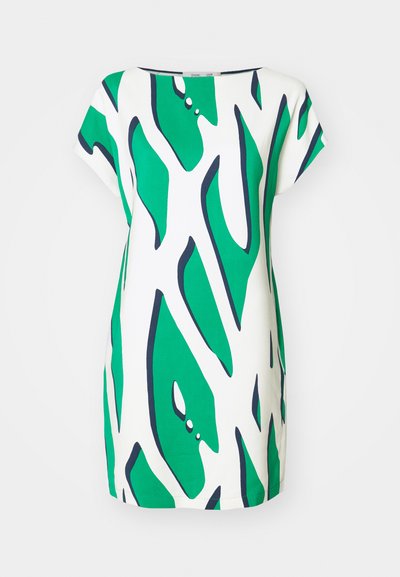 Rövid ujjú ruha zöld és fehér absztrakt mintával, tengerészkék kiegészítőkkel. Könnyű anyagból készült, laza fazonú és kerek nyakú.