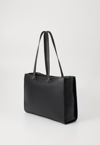 Sort tote bag med en glat syntetisk overflade, tynde stropper, hardware accenter i guldtoner og en struktureret rektangulær form.