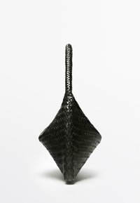 Borsa intrecciata nera a forma di diamante, con un manico sottile e una superficie texturizzata realizzata con materiale intrecciato.