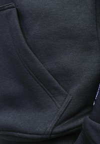 Tumedat hallid ülikonnajoped tekstureeritud kudumisega, esi-tasku ja külgedele õmbluste detail. Pehme kangas, millel on kerge venitus.