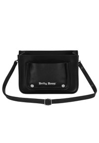 Bolso cruzado de cuero sintético negro con un diseño plano, bolsillo frontal, detalles en plata y logo de "Betty Boop". Incluye correa ajustable.
