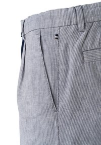 Grau gestreifte Hose aus strukturiertem Stoff, mit einem gepleckten Design, Gürtelschlaufen und einem kleinen kontrastierenden Logo auf der Tasche.