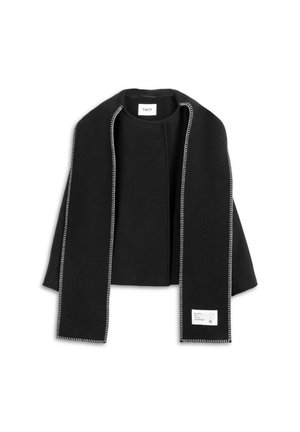 Schwarzer Wollüberwurf mit offener Vorderseite, der weiße Nähte an den Kanten und ein Stoffetikett im unteren Bereich aufweist. Weiche Textur.