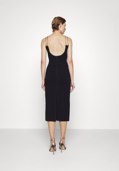 Istuvad must midi kleit madala seljaga, õhukeste reguleeritavate rihmadega ja tagumise tõmblukuga. Sile tekstuur ja külgslikk liikumiseks.