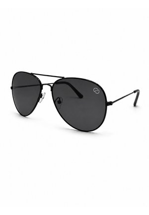 Zwarte metalen aviator-zonnebril met donker getinte glazen en verstelbare neuspads op een witte achtergrond.