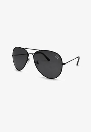 Schwarze Metall-Aviator-Sonnenbrille mit dunkel getönten Gläsern und verstellbaren Nasenpads auf weißem Hintergrund.