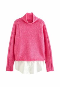 Maglione a collo alto in maglia rosa, con colletto ripiegato e maniche lunghe, caratterizzato da un motivo testurizzato. Indossato sopra una camicia bianca con colletto.