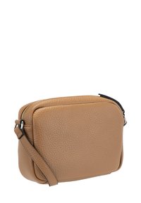 Piccola borsa a tracolla rettangolare di pelle color tan con texture a ciottoli e chiusura con zip superiore.